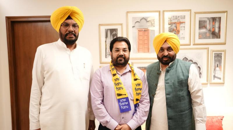 ਪੰਜਾਬ ਵਿਚ ''ਆਪ'' ਹੋਈ ਹੋਰ ਮਜ਼ਬੂਤ, ਵਿਰੋਧੀ ਪਾਰਟੀਆਂ ਦੇ ਅੱਧੇ ਦਰਜਨ ਤੋਂ ਵੱਧ ਵੱਡੇ ਆਗੂ ''ਆਪ'' ''ਚ ਸ਼ਾਮਲ