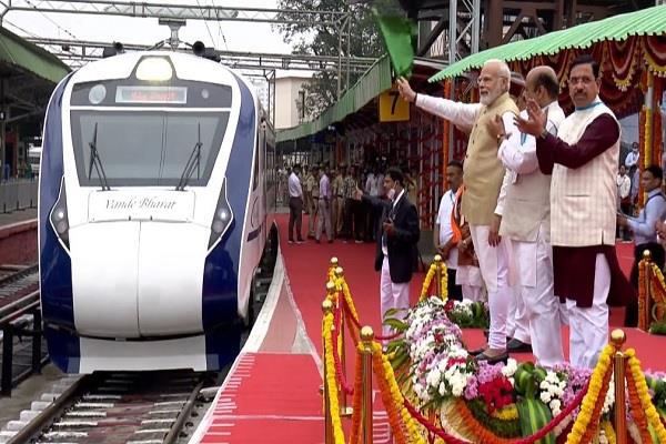  ਦੱਖਣ ਭਾਰਤ ਦੀ ਪਹਿਲੀ ''ਵੰਦੇ ਭਾਰਤ'' ਐਕਸਪ੍ਰੈੱਸ ਟਰੇਨ ਨੂੰ PM ਮੋਦੀ ਨੇ ਦਿਖਾਈ ਹਰੀ ਝੰਡੀ। 