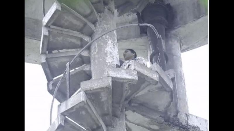 ਪਤੀ-ਪਤਨੀ ਟਰੈਵਲ ਕੰਪਨੀ ਦੇ ਏਜੰਟ ਤੋਂ ਦੁਖੀ ਹੋ ਕੇ ਖੁਦਕੁਸ਼ੀ ਲਈ ਪਾਣੀ ਵਾਲੀ ਟੈਂਕੀ ''ਤੇ ਚੜ੍ਹੇ  