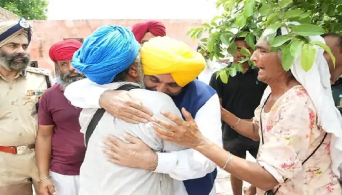 ਫ਼ਿਰੋਜ਼ਪੁਰ ਜ਼ਿਲ੍ਹੇ ਦੇ ਹੜ੍ਹ ਪ੍ਰਭਾਵਿਤ ਇਲਾਕਿਆਂ ‘ਚ ਪਹੁੰਚੇ CM ਮਾਨ ਵੱਲੋਂ ਮੁਆਵਜ਼ੇ ਦਾ ਐਲਾਨ