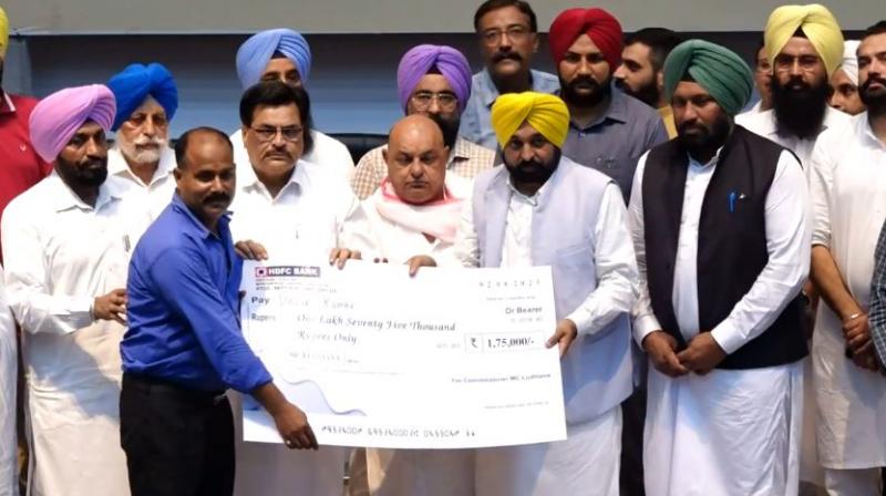  ਪ੍ਰਧਾਨ ਮੰਤਰੀ ਸ਼ਹਿਰੀ ਆਵਾਸ ਯੋਜਨਾ ਤਹਿਤ CM ਭਗਵੰਤ ਮਾਨ ਨੇ ਲਾਭਪਾਤਰੀਆਂ ਨੂੰ ਵੰਡੇ ਚੈਕ। 