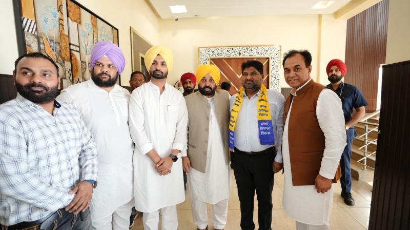 ਅਕਾਲੀ ਦਲ ਨੂੰ ਵੱਡਾ ਝਟਕਾ, ਸੀਨੀਅਰ ਆਗੂ ਗੁਰਮੀਤ ਥਾਪਰ ਹੋਏ ''ਆਪ'' ''ਚ ਸ਼ਾਮਲ