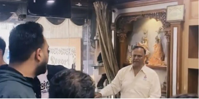 ਵੱਡੀ ਖ਼ਬਰ: ਜਲੰਧਰ ‘ਚ ਕੰਪਨੀ ਬਾਗ ਚੌਂਕ ਨੇੜੇ ਰਵੀ ਜਿਊਲਰਜ਼ ਦੇ ਸ਼ੋਅਰੂਮ ‘ਚ ਬੰਦੂਕ ਦੀ ਨੋਕ ‘ਤੇ ਲੁੱਟ
