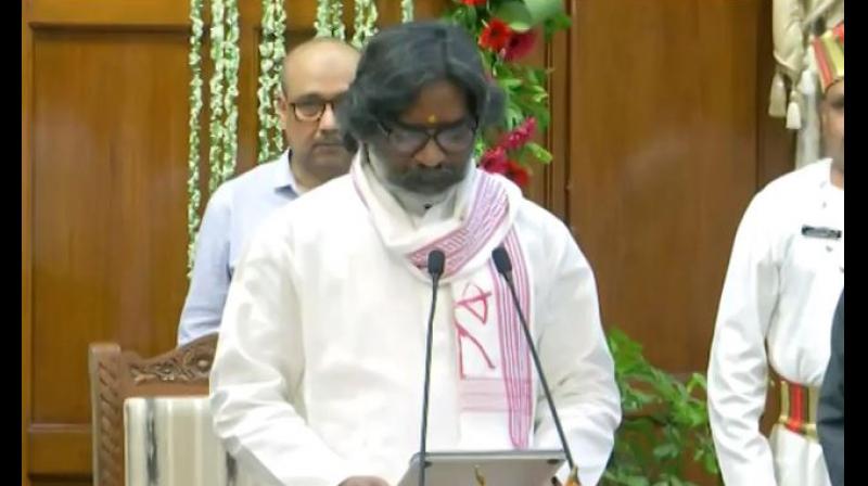 ਤੀਜੀ ਵਾਰ ਹੇਮੰਤ ਸੋਰੇਨ ਬਣੇ ਝਾਰਖੰਡ ਦੇ ਮੁੱਖ ਮੰਤਰੀ ,ਰਾਜ ਭਵਨ ''ਚ ਮੁੱਖ ਮੰਤਰੀ ਵਜੋਂ ਚੁੱਕੀ ਸਹੁੰ