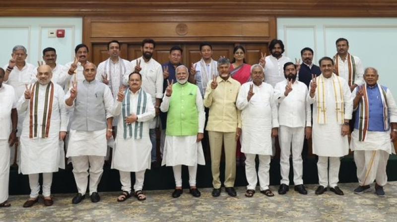 ਨਰਿੰਦਰ ਮੋਦੀ ਦੀ ਰਿਹਾਇਸ਼ ''ਤੇ NDA ਨੇਤਾਵਾਂ ਦੀ ਬੈਠਕ,16 ਪਾਰਟੀਆਂ ਦੇ 21 ਨੇਤਾ ਮੀਟਿੰਗ ''ਚ ਸ਼ਾਮਲ