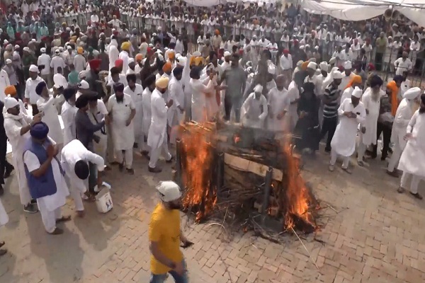 ਸਾਬਕਾ CM ''ਪ੍ਰਕਾਸ਼ ਸਿੰਘ ਬਾਦਲ'' ਪੰਜ ਤੱਤਾਂ ''ਚ ਹੋਏ ਵਿਲੀਨ। 