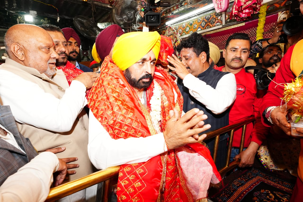 CM ਮਾਨ ਮਹਾਸ਼ਿਵਰਾਤਰੀ ਮੌਕੇ ਸ਼ਕਤੀਪੀਠ ਸ਼੍ਰੀ ਦੇਵੀ ਤਲਾਬ ਮੰਦਰ ਤੇ ਸ਼੍ਰੀ ਮਹਾਲਕਸ਼ਮੀ ਮੰਦਰ ਹੋਏ ਨਤਮਸਤਕ 
