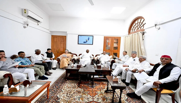 ਮੱਲਿਕਾਰੁਜਨ ਖੜਗੇ ਦੀ ਰਿਹਾਇਸ਼ ਤੇ I.N.D.I.A ਗਠਜੋੜ ਦੀ ਬੈਠਕ,ਰਾਹੁਲ-ਪ੍ਰਿਯੰਕਾ, ਅਖਿਲੇਸ਼, ਤੇਜਸਵੀ ਸਣੇ ਕਈ ਨੇਤਾ ਮੌਜੂਦ