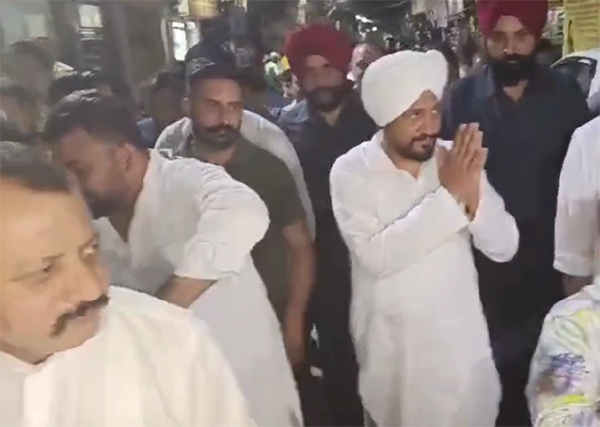 ਸਾਬਕਾ CM ਚੰਨੀ ਬਸਤੀ ਗੁਜ਼ਾਂ ''ਚ ਸ੍ਰੀ ਗੁਰੂ ਰਵਿਦਾਸ ਜੀ ਦੇ ਮੰਦਿਰ ''ਚ ਨਤਮਸਤਕ ਹੋਏ , ਸੰਗਤ ਨਾਲ ਬੈਠ ਲੰਗਰ ਵੀ ਛਕਿਆ