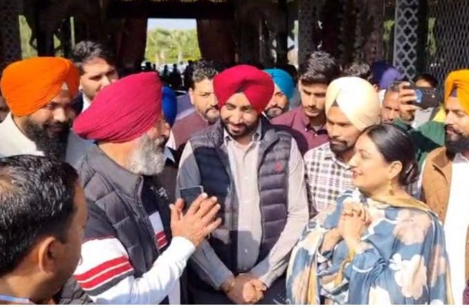 ਲੋਕਾਂ ਦੀਆਂ ਸਮੱਸਿਆਵਾਂ ਸੁਣੀਆਂ ਹਲਕਾ ਖਰੜ ਦੇ ਵਿਧਾਇਕ ਅਨਮੋਲ ਗਗਨ ਮਾਨ ਨੇ