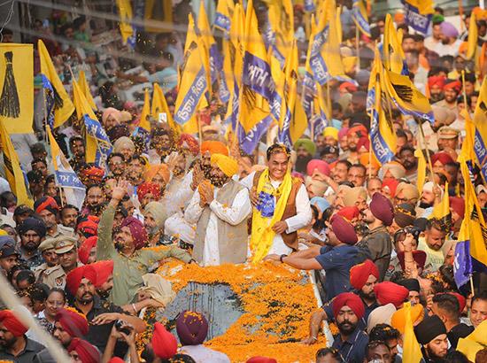 CM ਭਗਵੰਤ ਮਾਨ ਦਾ ਹੁਸ਼ਿਆਰਪੁਰ ''ਚ ਰੋਡ ਸ਼ੋਅ,''ਆਪ'' ਉਮੀਦਵਾਰ ਡਾ. ਰਾਜਕੁਮਾਰ ਚੱਬੇਵਾਲ ਲਈ ਕੀਤਾ ਚੋਣ ਪ੍ਰਚਾਰ