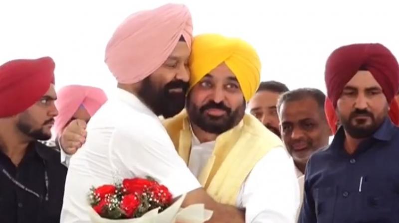 ਡਿੰਪੀ ਢਿੱਲੋਂ ''ਆਪ'' ਵਿਚ ਹੋਏ ਸ਼ਾਮਲ, ਨਾਲ ਹੀ ਅਕਾਲੀ ਦਲ ਨੂੰ ਲੈ ਕੇ ਕੀਤੇ ਖੁਲਾਸੇ