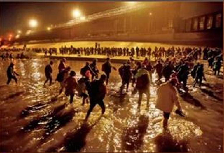 ਮੈਕਸੀਕੋ ਰਾਹੀਂ ਅਮਰੀਕਾ ''ਚ ਦਾਖ਼ਲ ਹੋਣ ਵਾਲੇ ਪ੍ਰਵਾਸੀਆਂ ਬੱਚਿਆਂ ਨਾਲ ਪਾਰ ਕਰ ਰਹੇ ਸਰਹੱਦ। 