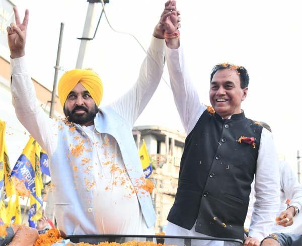 CM ਭਗਵੰਤ ਮਾਨ ਨੇ ਫਗਵਾੜਾ ''ਚ ਕੀਤਾ ਰੋਡ ਸ਼ੋਅ, ਕਿਹਾ-ਪੰਜਾਬ ਨੂੰ ਫਿਰ ਬਣਾਵਾਂਗੇ ''ਸੋਨੇ ਦੀ ਚਿੜੀਆ''