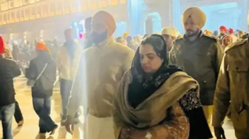 ਸ੍ਰੀ ਦਰਬਾਰ ਸਾਹਿਬ ''ਚ ਵਿਧਾਇਕਾ ਦੇ ਗੰਨਮੈਨ ਵਰਦੀ ਸਣੇ ਹੋਏ ਦਾਖਲ, ਵਿਰੋਧੀਆਂ ਨੇ ਜਤਾਇਆ ਇਤਰਾਜ਼