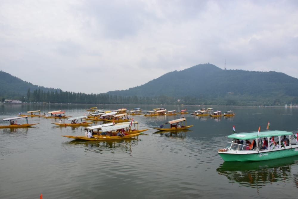 ਪਹਿਲੀ ਵਾਰ ਡਲ ਝੀਲ ’ਚ ਦਿੱਸਿਆ ਸ਼ਾਨਦਾਰ ਨਜ਼ਾਰਾ, PM ਮੋਦੀ ਨੇ ਕੀਤੀ ਤਾਰੀਫ਼। 