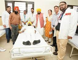 ਮੁੱਖ ਮੰਤਰੀ ਦਾ ਜਨਮ ਦਿਨ ਨੌਜਵਾਨਾਂ ਨੇ ਖੂਨ ਦਾਨ ਕਰਕੇ ਮਨਾਇਆ ; ਭਗਵੰਤ ਮਾਨ ਪਿੰਡ ਸਤੌਜ ਦੇ ਗੁਰੂ ਘਰ ਵਿਖੇ ਨਤਮਸਤਕ ਹੋਏ। 