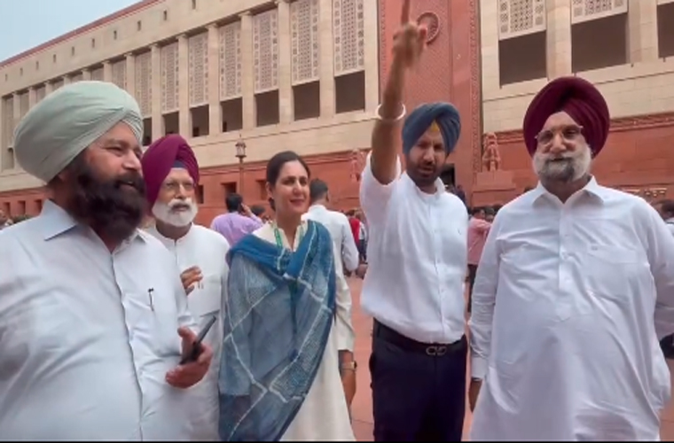 ਸੰਸਦ ਦੇ ਬਾਹਰ ਕਾਂਗਰਸੀ ਸੰਸਦ ਮੈਂਬਰਾਂ ਦਾ ਪ੍ਰਦਰਸ਼ਨ, ਬੋਲੇ ''ਪੰਜਾਬ ਨਾਲ ਫਿਰ ਹੋਇਆ ਧੋਖਾ''