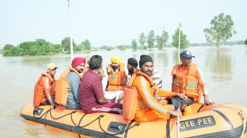 ਕਿਸ਼ਤੀ ’ਤੇ ਸਵਾਰ ਹੋ ਕੇ ਮੁੱਖ ਮੰਤਰੀ ਭਗਵੰਤ ਮਾਨ ਨੇ ਹੁਸ਼ਿਆਰਪੁਰ ਦੇ ਹੜ੍ਹ ਪ੍ਰਭਾਵਿਤ ਇਲਾਕਿਆਂ ਦਾ ਕੀਤਾ ਦੌਰਾ