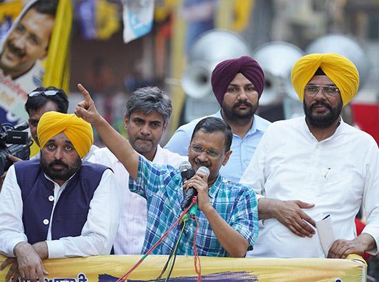 ''ਆਪ'' ਸੁਪਰੀਮੋ ਅਰਵਿੰਦ ਕੇਜਰੀਵਾਲ ਨੇ ਪੰਜਾਬ ਦੇ ਮੁੱਖ ਮੰਤਰੀ ਭਗਵੰਤ ਮਾਨ ਦੇ ਨਾਲ ਅੰਮ੍ਰਿਤਸਰ ''ਚ ਕੱਢਿਆ ਰੋਡ ਸ਼ੋਅ