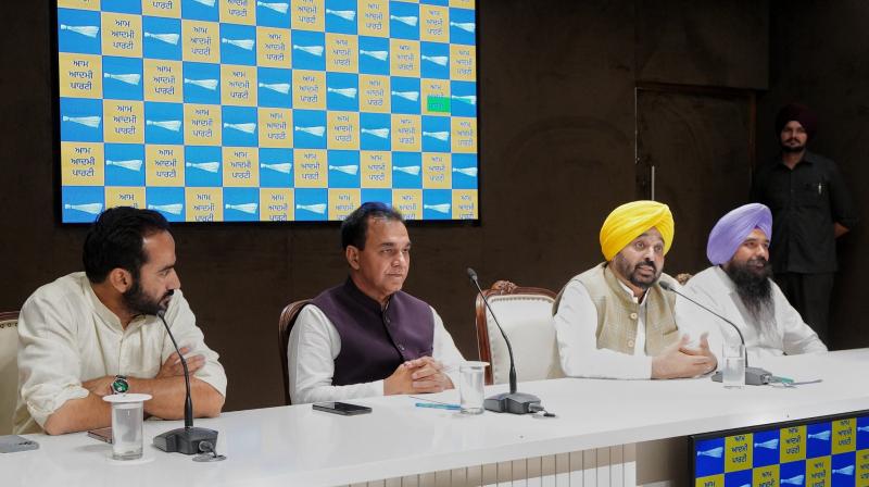 ''ਆਪ'' ਸੰਸਦ ਮੈਂਬਰਾਂ ਨਾਲ CM ਮਾਨ ਨੇ ਕੀਤੀ ਮੀਟਿੰਗ, ਡਾ.ਚੱਬੇਵਾਲ,ਮੀਤ ਹੇਅਰ ਅਤੇ ਮਾਲਵਿੰਦਰ ਕੰਗ ਨੂੰ ਜਿੱਤ ਦੀ ਦਿੱਤੀ ਵਧਾਈ