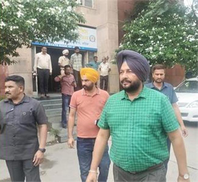 ਸਾਬਕਾ ਕੈਬਨਿਟ ਮੰਤਰੀ ਵਿਜੀਲੈਂਸ ਦੀ ਪੁੱਛਗਿੱਛ ਮਗਰੋਂ ਭੜਕੇ, ਅਧਿਕਾਰੀਆਂ ''ਤੇ ਲਾਏ ਇਲਜ਼ਾਮ। 