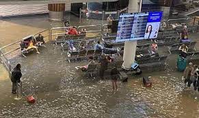 ਨਿਊਜ਼ੀਲੈਂਡ ਦੇ ਆਕਲੈਂਡ ''ਚ ਏਅਰਪੋਰਟ ''ਤੇ ਭਾਰੀ ਮੀਂਹ ਕਰਕੇ ਭਰਿਆ ਪਾਣੀ,ਹੋਇ ਐਮਰਜੈਂਸੀ ਜਾਰੀ। 