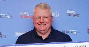 25 ਕਰੋੜ ਦੀ ਲਾਟਰੀ ਨਿਕਲੀ ਕਾਰ ਮਕੈਨਿਕ ਦੀ ਪਰ ਸ਼ਰਾਬ ਦੇ ਠੇਕੇ ''ਤੇ ਭੁੱਲ ਆਇਆ ਲਾਟਰੀ ਟਿਕਟ। 