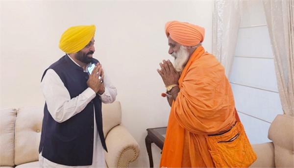 CM ਮਾਨ ਨਾਲ ਸੰਤ ਸੀਚੇਵਾਲ ਵੱਲੋਂ ਕੀਤੀ ਗਈ ਮੁਲਾਕਾਤ, ਪੰਜਾਬ ਦੇ ਪਾਣੀਆਂ ਦੇ ਮੁੱਦੇ ''ਤੇ ਕੀਤੀ ਵਿਚਾਰ ਚਰਚਾ।