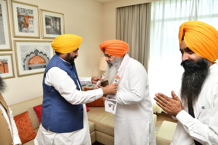 ਪੰਜਾਬ ਕਾਂਗਰਸ ਨੂੰ ਲੱਗਾ ਝਟਕਾ,  ਮਾਝੇ ਦਾ ਸੀਨੀਅਰ ਆਗੂ ''ਆਪ'' ''ਚ ਸ਼ਾਮਲ ਹੋਇਆ। 