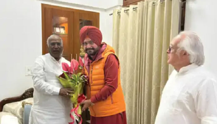 ਨਵਜੋਤ ਸਿੰਘ ਸਿੱਧੂ ਰਾਹੁਲ ਗਾਂਧੀ ਤੋਂ ਬਾਅਦ ਕਾਂਗਰਸ ਪ੍ਰਧਾਨ ਮੱਲਿਕਾਰੁਜਨ ਖੜਗੇ ਨੂੰ ਮਿਲਣ ਪਹੁੰਚੇ