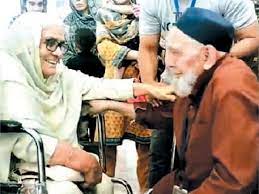  75 ਸਾਲਾਂ ਬਾਅਦ ਮਿਲੇ ਕਰਤਾਰਪੁਰ ਲਾਂਘੇ ''ਤੇ ਵਿਛੜੇ ਭੈਣ-ਭਰਾ। 