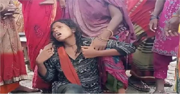 ਨਾਲ਼ੇ ''ਚ ਡਿੱਗੇ ਡੇਢ ਸਾਲ ਦੇ ਬੱਚੇ ਨੂੰ ਬਚਾਉਣ ਲਈ ਮਾਂ ਨੇ ਵੀ ਮਾਰੀ ਛਾਲ। 