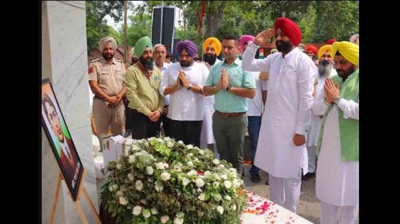 ਲਾਲਜੀਤ ਭੁੱਲਰ ਅਤੇ ਹਰਭਜਨ ਸਿੰਘ ETO ਵੱਲੋਂ ਸ਼ਹੀਦ ਮਦਨ ਲਾਲ ਢੀਂਗਰਾ ਦੇ ਸ਼ਹੀਦੀ ਦਿਹਾੜੇ ’ਤੇ ਯਾਦਗਾਰ ਲਈ 5-5 ਲੱਖ ਰੁਪਏ ਦੇਣ ਦਾ ਐਲਾਨ