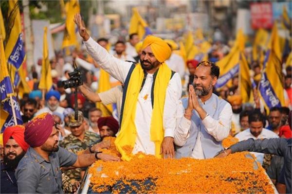 ਲੋਕਾਂ ਨਾਲ CM ਮਾਨ ਨੇ ਕੀਤਾ ਵਾਅਦਾ, ਕਿਹਾ- ਮੇਰੇ ''''ਤੇ ਭਰੋਸਾ ਕਰੋ ਤੇ ਪਵਨ ਟੀਨੂੰ ਨੂੰ MP ਬਣਾਓ, ਕੰਮ ਦੀ ਗਾਰੰਟੀ ਮੇਰੀ