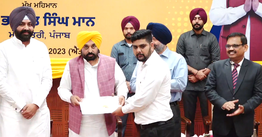 CM ਮਾਨ ਨੇ ਨਵੇਂ ਉਮੀਦਵਾਰਾਂ ਨੂੰ ਪੱਤਰ ਵੰਡੇ ਤੇ ਕਿਹਾ-ਪੰਜਾਬ ਨੂੰ ਦੇਸ਼ ਦੀ ਨੰਬਰ-1 ਡਿਜ਼ੀਟਲ ਪੁਲਸ ਬਣਾਵਾਂਗੇ। 