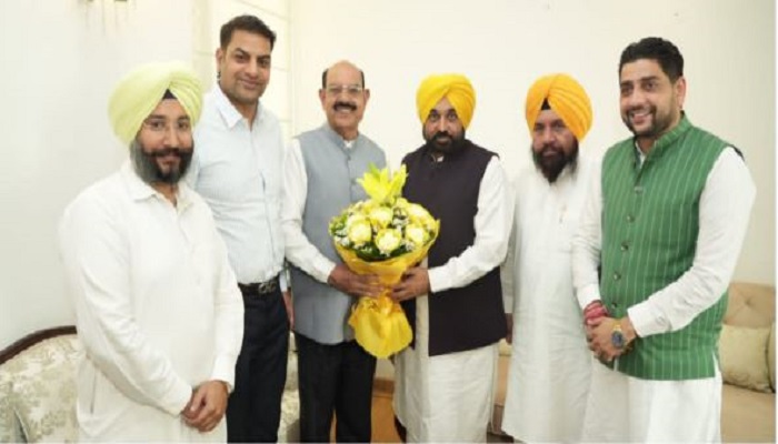 BJP ਨੂੰ ਜਲੰਧਰ ‘ਚ ਵੱਡਾ ਝਟਕਾ, ਸੀਨੀਅਰ ਆਗੂ ਮੋਹਿੰਦਰ ਭਗਤ AAP ‘ਚ ਹੋਏ ਸ਼ਾਮਿਲ