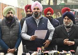 ਮਜੀਠੀਆ ਨੇ ਇਤਰਾਜ਼ਯੋਗ ਵੀਡੀਓ ਮਾਮਲੇ ''ਤੇ ਦੱਸਿਆ ਮੰਤਰੀ ਦਾ ਨਾਂ, ਗਵਰਨਰ ਨੂੰ ਸੌਂਪੀ ਵੀਡੀਓ
