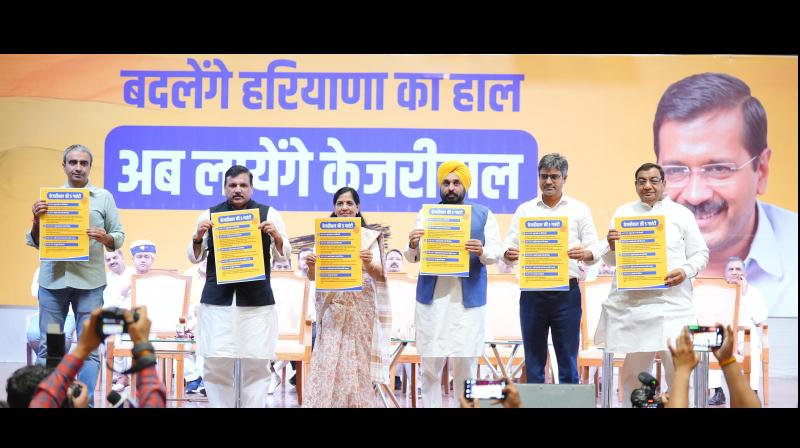 ਹਰਿਆਣਾ ਨੂੰ AAP ਨੇ ਦਿੱਤੀਆਂ ਪੰਜ ਗਰੰਟੀਆਂ, ਸੁਨੀਤਾ ਕੇਜਰੀਵਾਲ ਨੇ ਕਿਹਾ-ਔਰਤਾਂ ਨੂੰ ਦੇਵਾਂਗੇ ਇਕ ਹਜ਼ਾਰ ਰੁਪਏ ਮਹੀਨਾ
