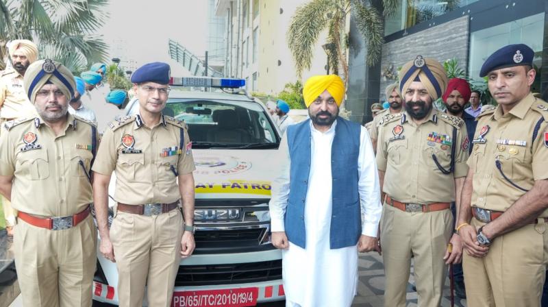 ਆਵਾਜਾਈ ਨੂੰ ਸੁਚਾਰੂ ਬਣਾਉਣ ਅਤੇ ਦੁਰਘਟਨਾਵਾਂ ਨੂੰ ਟਾਲਣ ਲਈ ਬਣਾਈ ਅਤਿ-ਆਧੁਨਿਕ ਸੜਕ ਸੁਰੱਖਿਆ ਫੋਰਸ ਦੀ ਸ਼ੁਰੂਆਤ ਦਾ ਮੁੱਖ ਮੰਤਰੀ ਭਗਵੰਤ ਮਾਨ ਨੇ ਲਿਆ ਜਾਇਜ਼ਾ।