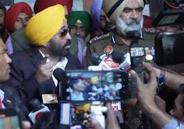 CM ਮਾਨ ਹੜਤਾਲੀ ਤਹਿਸੀਲਾ ਦਾਰਾਂ ਬਾਰੇ ਬੋਲੇ , ''''ਇਹ ਰੱਬ ਬਣ ਕੇ ਬੈਠ ਗਏ, ਰੋਜ਼ ਹੀ ਹੜਤਾਲ ਕਰਨ ਬੈਠ ਜਾਂਦੇ''''