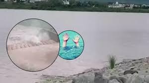 ਡੈਮ ''ਚ ਦੋਸਤਾਂ ਨਾਲ ਨਹਾਉਣ ਗਏ 2 ਨੌਜਵਾਨ ਡੁੱਬੇ, ਪਾਣੀ ਦੀ ਡੂੰਘਾਈ ਜ਼ਿਆਦਾ ਹੋਣ ਕਾਰਨ ਲਾਸ਼ਾਂ ਅੱਗੇ ਰੁੜ੍ਹੀਆਂ