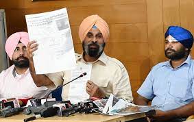  ਮਜੀਠੀਆ ਨੇ ਸਾਬਕਾ CM ਚੰਨੀ ਵਲੋਂ ਪੰਜਾਬ ਪੁਲਸ ''ਚ ਭਰਤੀ ਕਰਨ ਦੇ ਨਾਂ ''ਤੇ ਮਾਰੀ 45 ਲੱਖ ਦੀ ਠੱਗੀ ਦਾ ਖੁਲਾਸਾ ਕੀਤਾ। 