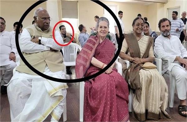 ਜਗਦੀਸ਼ ਟਾਈਟਲਰ ਖੜਗੇ ਦੇ ਸਹੁੰ ਚੁੱਕ ਸਮਾਗਮ ''ਚ ਪਹੁੰਚੇ , ਭਾਜਪਾ ਨੇ ਚੁੱਕੇ ਸਵਾਲ। 