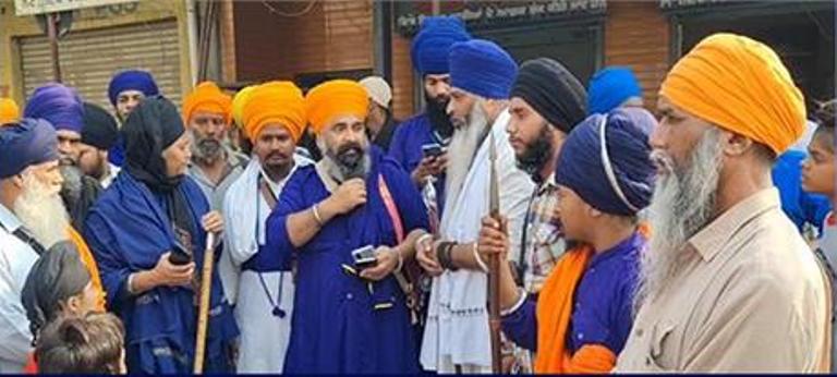 ਡੇਰਾ ਪ੍ਰੇਮੀਆਂ ਵਲੋਂ ਕੀਤੀ ਜਾ ਰਹੀ ਨਾਮ ਚਰਚਾ ’ਚ ਅੰਮ੍ਰਿਤਸਰ ’ਚ ਪਹੁੰਚੀਆਂ ਨਿਹੰਗ ਜਥੇਬੰਦੀਆਂ। 