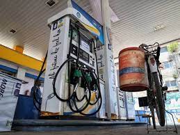  ਪਾਕਿਸਤਾਨ ''ਚ ਆਰਥਿਕ ਤੰਗੀ ਕਾਰਨ ਬੰਦ ਹੋਣ ਲੱਗੇ ਪੈਟਰੋਲ ਪੰਪ। 