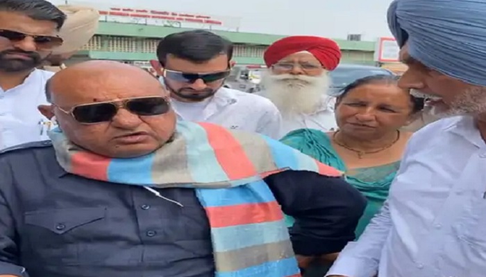 MLA ਗੋਗੀ ਦਾ ਲੁਧਿਆਣਾ ਬੱਸ ਸਟੈਂਡ ‘ਤੇ ਛਾਪਾ, ਗੰਦਗੀ ਦੇਖ ਕੇ ਅਫਸਰਾਂ ਦੀ ਲਗਾਈ ਕਲਾਸ