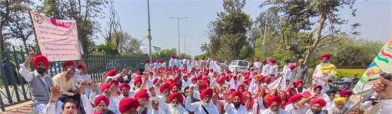  CM ਮਾਨ ਨਾਲ ਮੀਟਿੰਗ ਕਰਵਾਉਣ ਦੇ ਭਰੋਸੇ ਮਗਰੋਂ ਆਜ਼ਾਈ ਘੁਲਾਟੀਏ ਪਰਿਵਾਰਾਂ ਨੇ ਕੋਠੀ ਅੱਗਿਓਂ ਚੁੱਕਿਆ ਧਰਨਾ। 