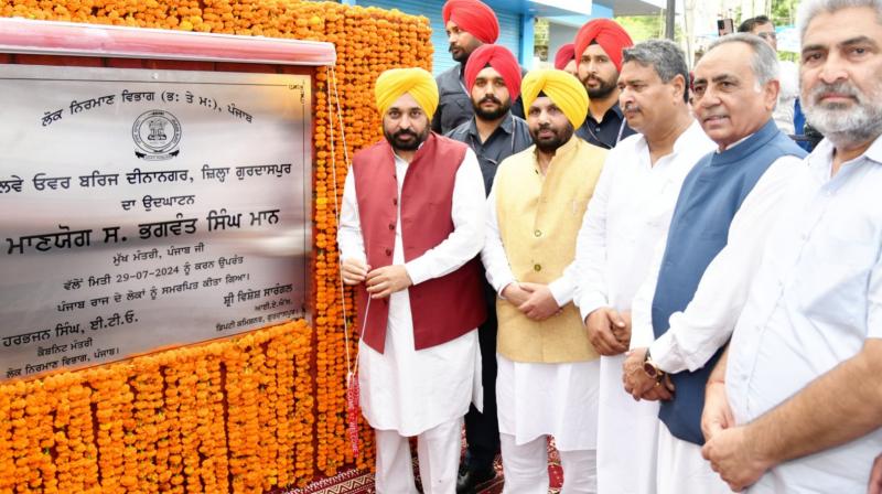 ਦੀਨਾਨਗਰ ਵਿੱਚ 51.74 ਕਰੋੜ ਰੁਪਏ ਦੀ ਲਾਗਤ ਵਾਲੇ ਰੇਲਵੇ ਓਵਰ ਬ੍ਰਿਜ ਦਾ ਮੁੱਖ ਮੰਤਰੀ ਵੱਲੋਂ ਕੀਤਾ ਗਿਆ ਉਦਘਾਟਨ