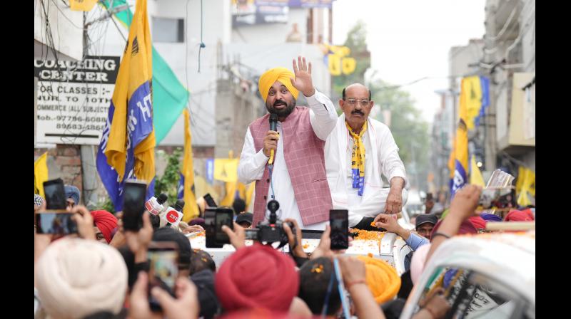  ਜਲੰਧਰ ਪੱਛਮੀ ਵਿਧਾਨ ਸਭਾ ਵਿੱਚ CM ਮਾਨ ਨੇ ਕੀਤੀਆਂ ਨੁੱਕੜ ਸਭਾਵਾਂ , ਲੋਕਾਂ ਨੂੰ ''ਆਪ'' ਉਮੀਦਵਾਰ ਮੋਹਿੰਦਰ ਭਗਤ ਨੂੰ ਜਿਤਾਉਣ ਦੀ ਕੀਤੀ ਅਪੀਲ